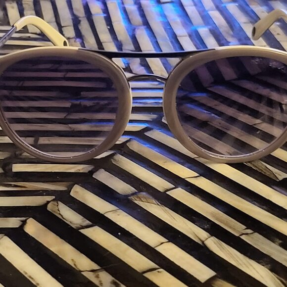 HENRI BENDEL HB806S Zoey 041 Sunglasses main image 8